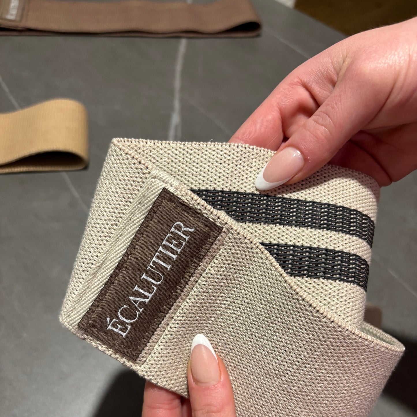 Widerstandsband in der Hand