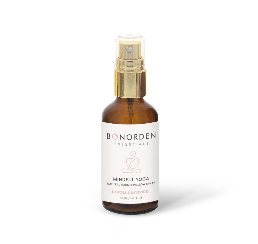 Braune Glasflasche mit goldener Sprühkappe. BONORDEN Mindful Yoga Raumspray mit Neroli und Lavendel, natürlicher Duft für Entspannung und Achtsamkeit.