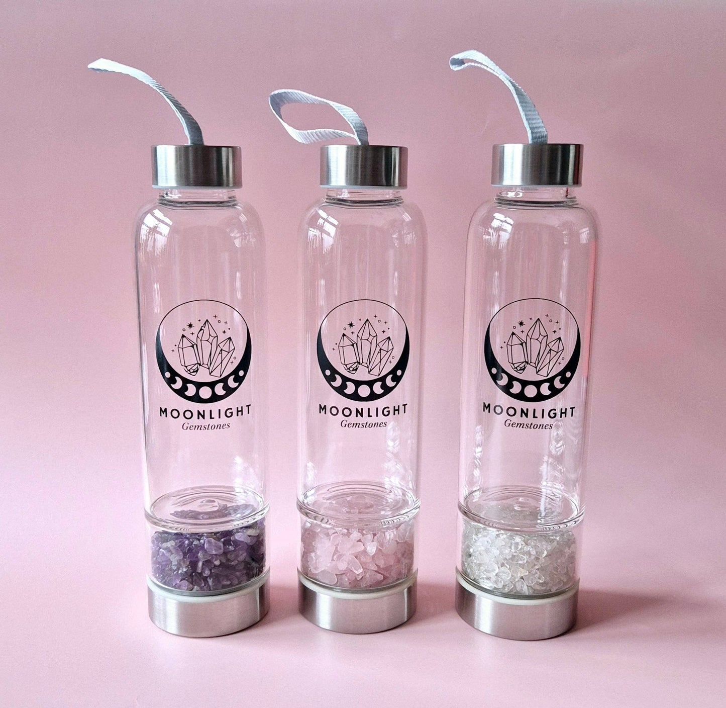 Moonlight Crystal Glas-Trinkflaschen mit austauschbaren Edelsteinfächern in Amethyst, Rosenquarz und Aventurin.