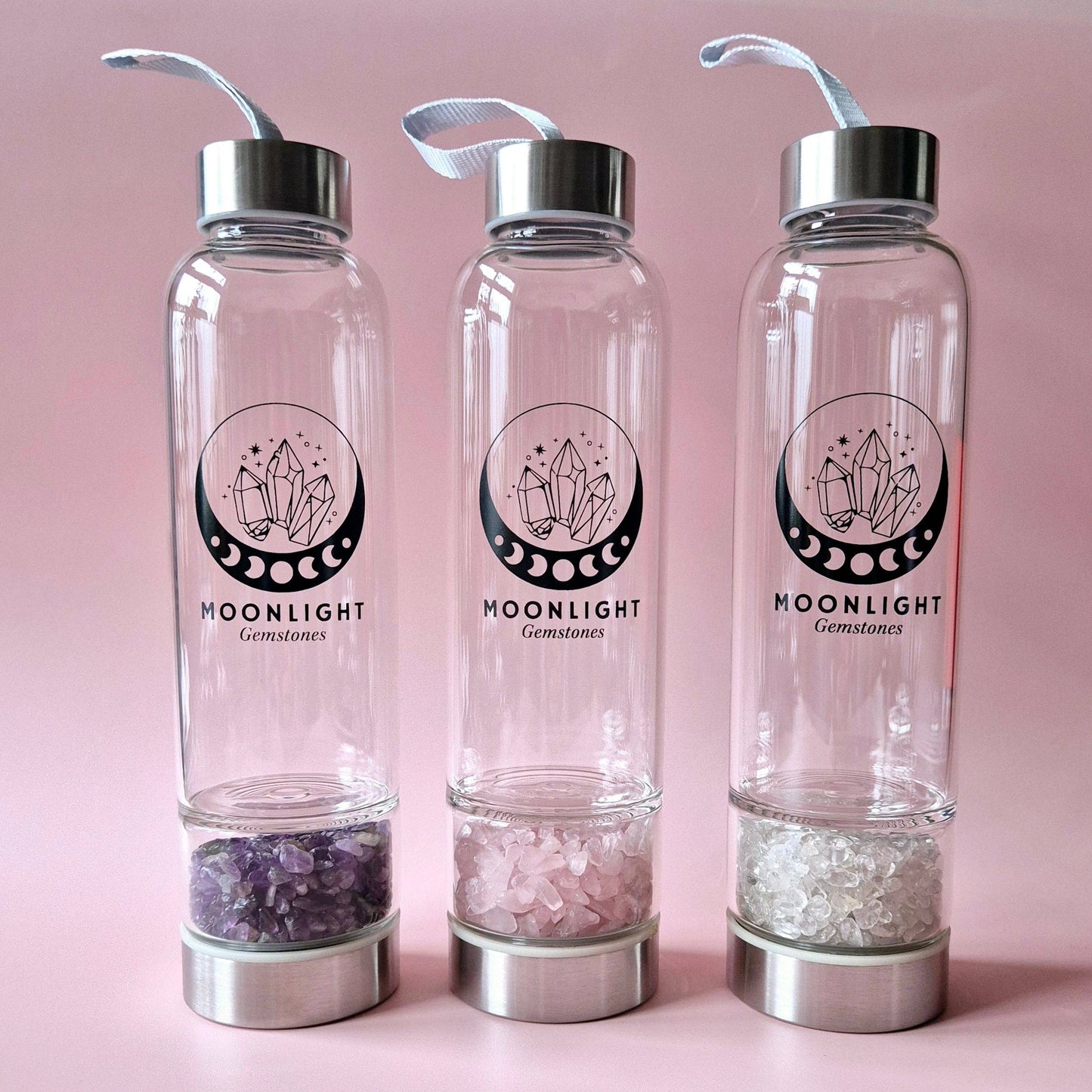 Nahaufnahme der Moonlight Crystal Glas-Trinkflaschen mit Edelsteinen im Bodenfach. Nachhaltige Glasflaschen mit elegantem Design.