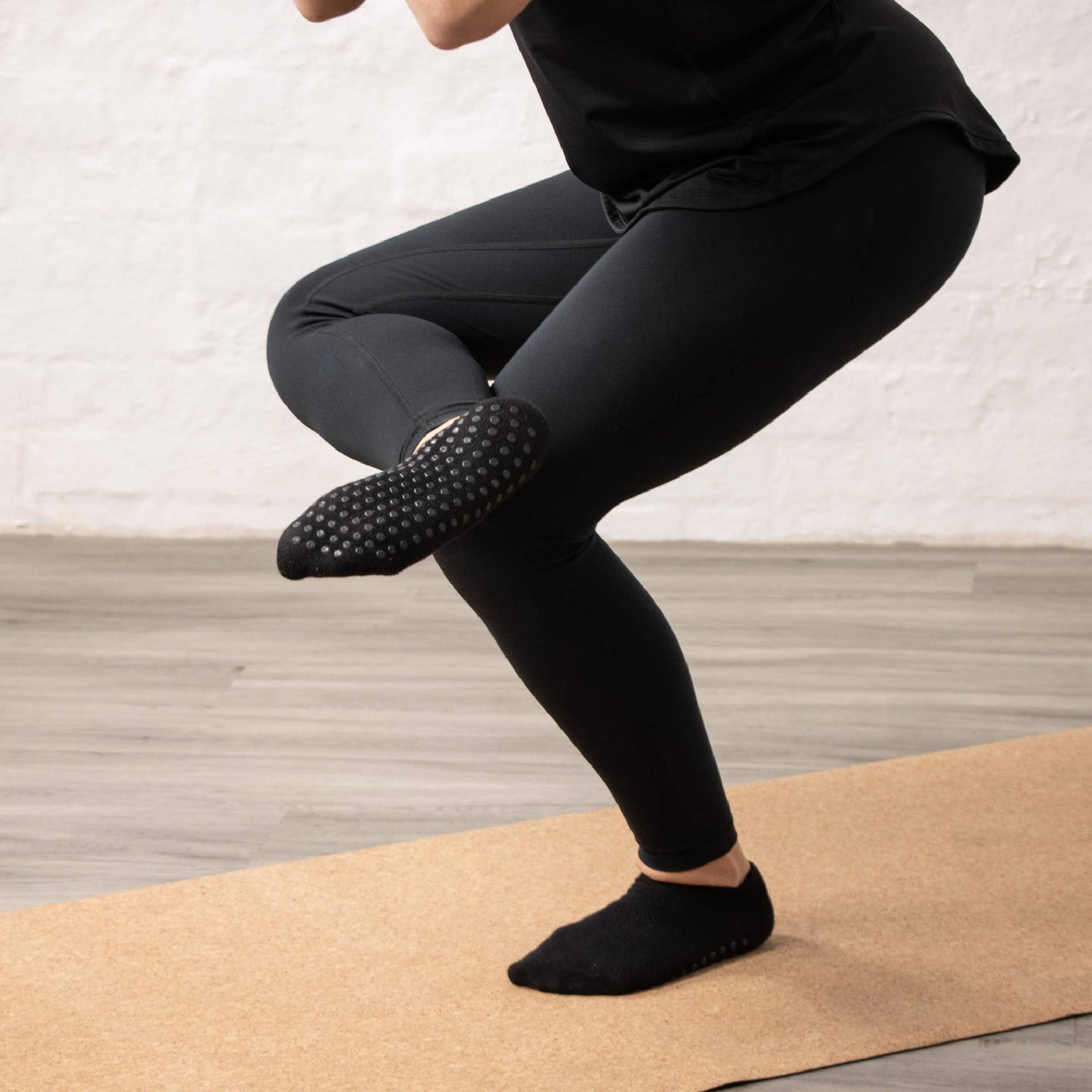 myga Yoga Socken Schwarz beim Yoga auf der Matte getragen.