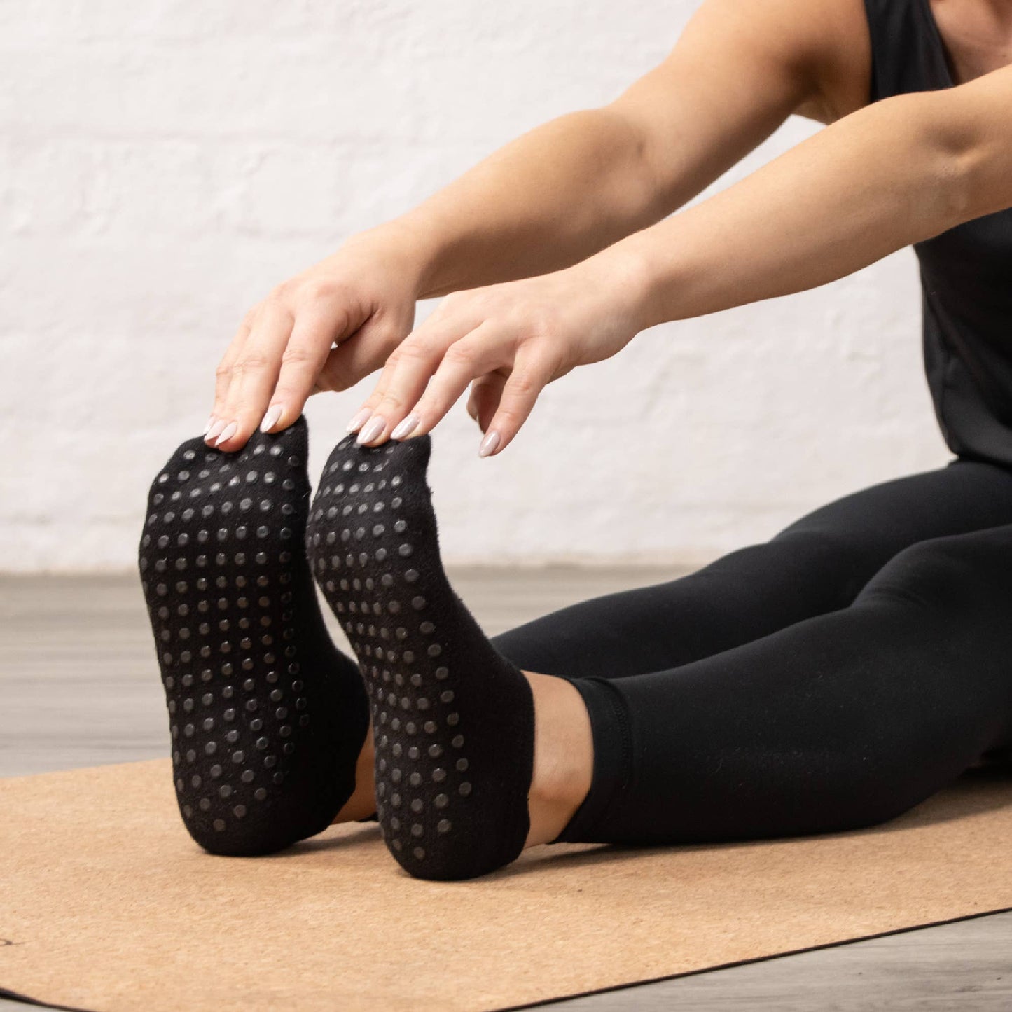myga Yoga Socken Schwarz mit Noppen für besseren Halt beim Training.