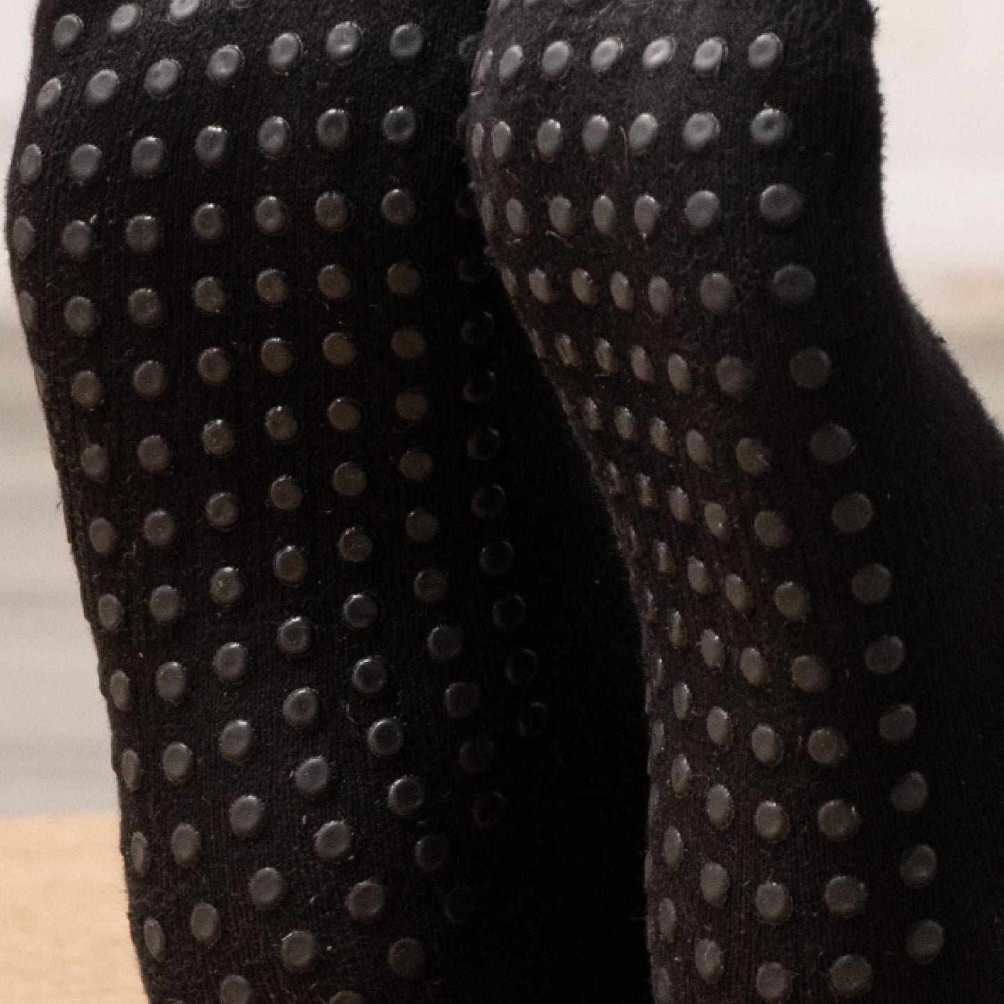 myga Yoga Socken Schwarz mit rutschfesten Noppen in Nahaufnahme.