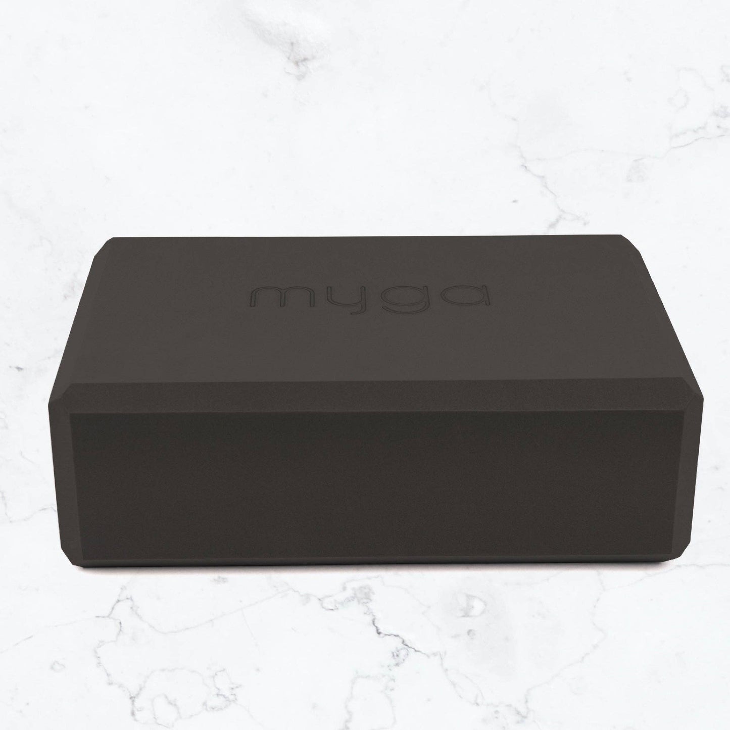 Schwarzer Myga Yogablock ohne Verpackung auf hellem Untergrund. Leichter, stabiler Block aus Schaumstoff für Yoga und Pilates.