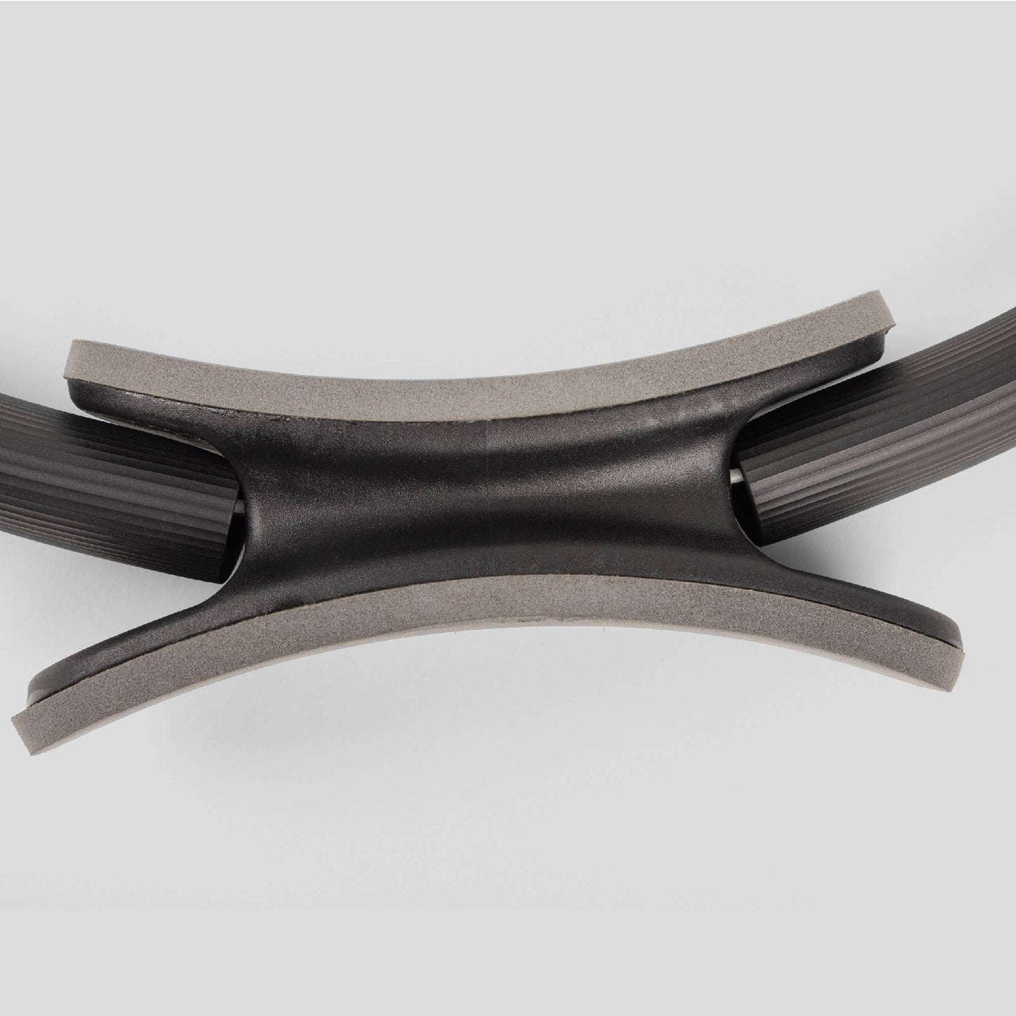 Detailaufnahme der gepolsterten Griffe des Pilatesrings.