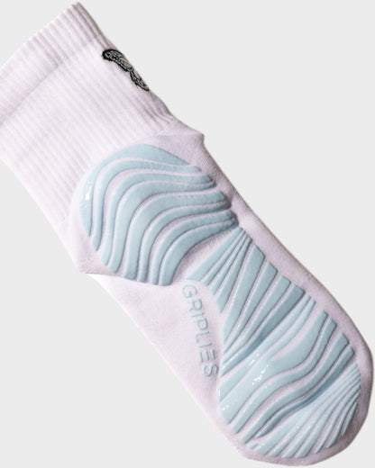 Unterseite von Mid Crew Pilates Socken mit Silikon Grip Sohle in Blau Weiß