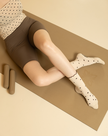 Pilates Socken Damen als Crew Socken mit Grip in Braun mit Polka Ruffle Design