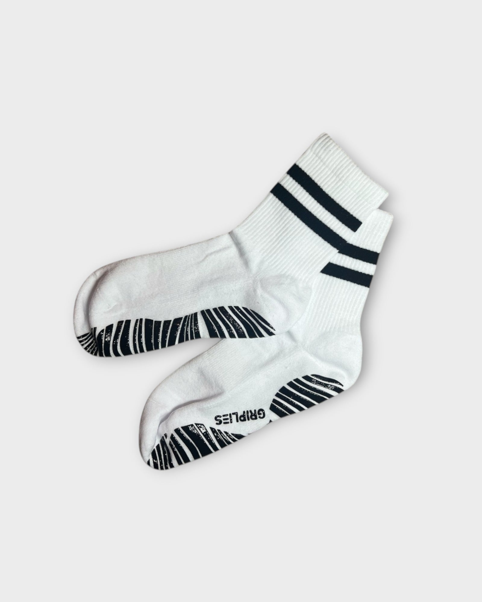 Pilates Socken Damen klassisch weiß als Crew Socken mit schwarzen Streifen und Grip