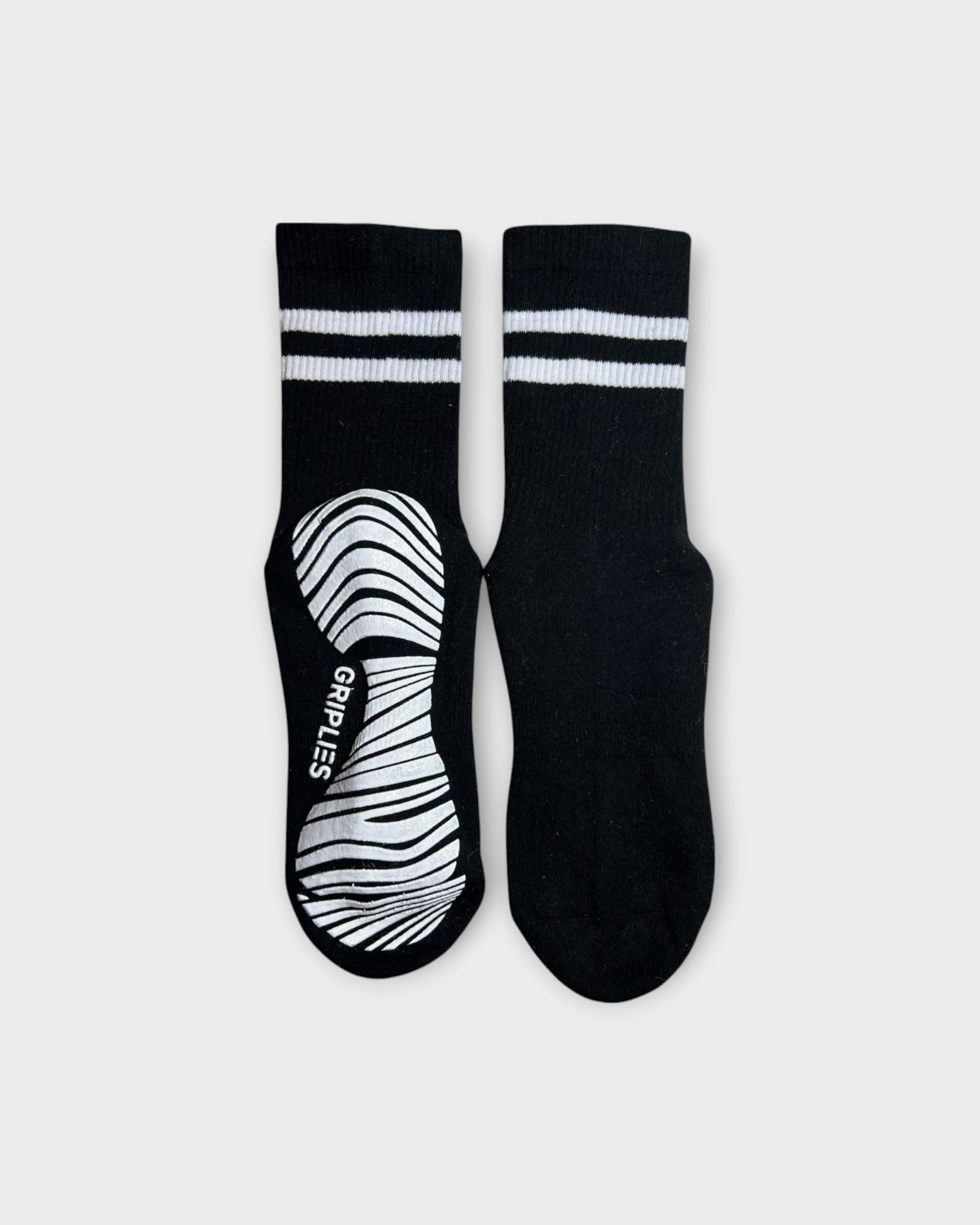 Pilates Socken Damen klassisch schwarz als Crew Socken mit weißen Streifen und Grip