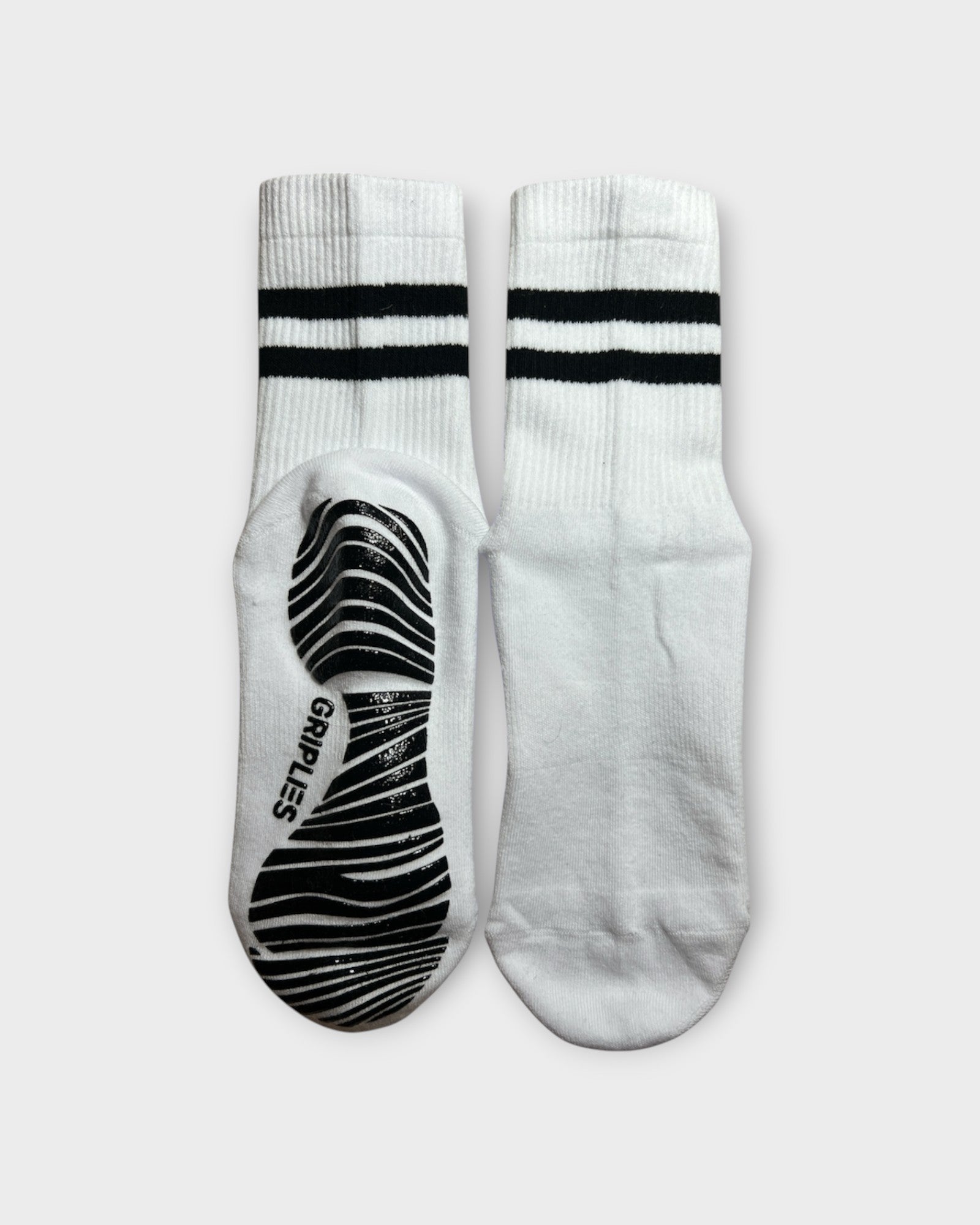 Weiße Crew Pilates Socken mit schwarzen Streifen und Anti Rutsch Grip