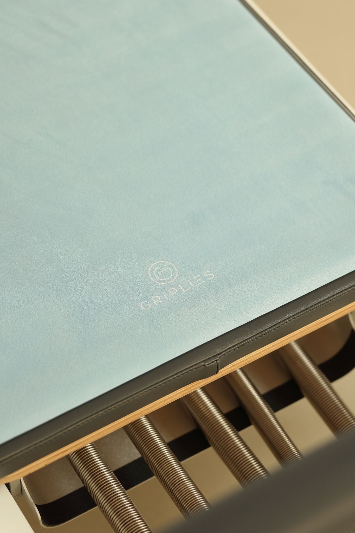 Detail der rutschfesten Naturkautschuk-Unterseite in Powder Blue