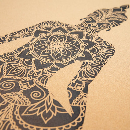 Detailaufnahme Kork-Yogamatte mit filigranem Mandala-Design, natürliche Oberfläche aus hochwertigem Kork