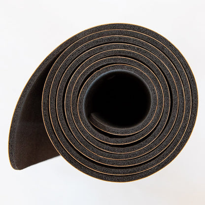 Aufgerollte Kork-Yogamatte mit Naturkautschuk-Unterseite, ökologische Yogamatte aus Portugal-Kork mit hoher Griffigkeit