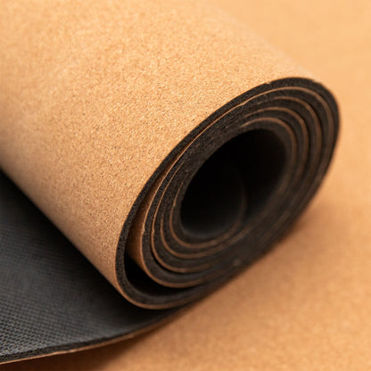 Gerollte Kork-Yogamatte mit rutschfester Naturkautschuk-Unterseite aus Naturkork