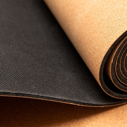 Gerollte Yogamatte aus Naturkork mit rutschfester Unterseite, ökologische Yogamatte für Yoga und Meditation