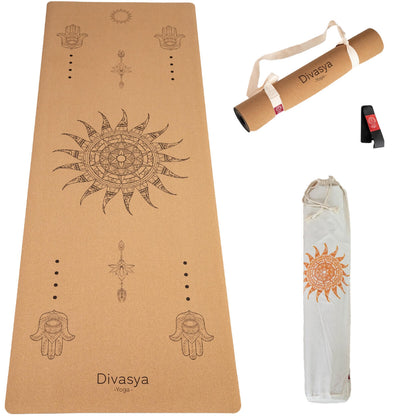 Detailaufnahme der Kork-Yogamatte mit Sonnensymbol aus Naturkork mit strukturierter Oberfläche