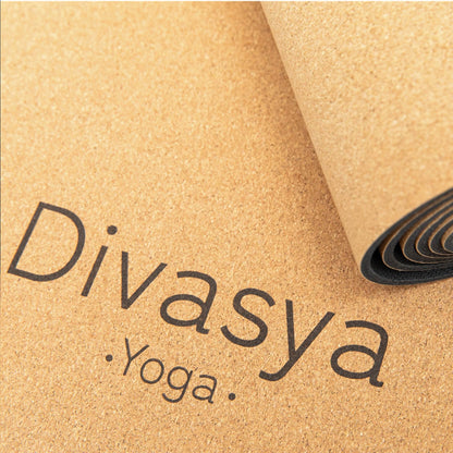 Detailaufnahme Logo auf Kork-Yogamatte mit natürlicher Naturkork-Oberfläche