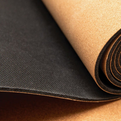 Detailaufnahme Kork-Yogamatte mit Naturkork-Oberfläche, strukturiert und rutschfest