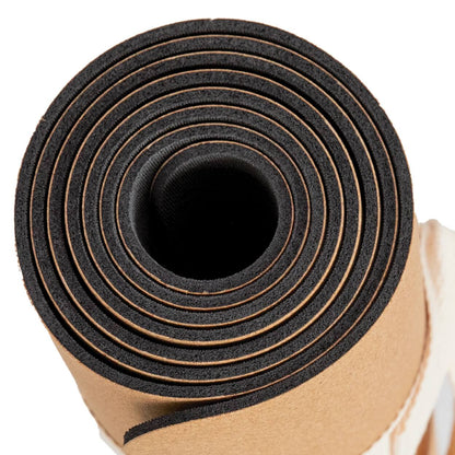 Kork Yogamatte aufgerollt Detailansicht Naturkork Oberfläche und rutschfeste Unterseite
