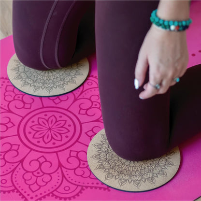 Yoga Knie Pads im Einsatz unter den Knien für komfortable gelenkschonende Yoga Praxis