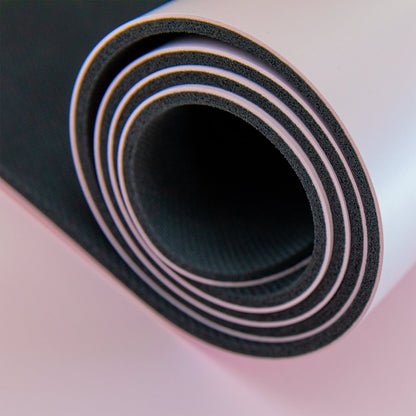 Mehrlagige gerollte Yogamatte Inner Balance mit sichtbarer Naturkautschuk-Unterseite, langlebige Premium-Yogamatte