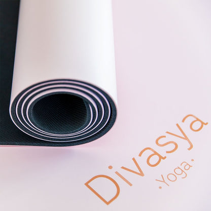 Gerollte Yogamatte Inner Balance in Pastell Pink mit Divasya Yoga Logo, zweilagige Yogamatte aus Naturkautschuk und Eco-PU