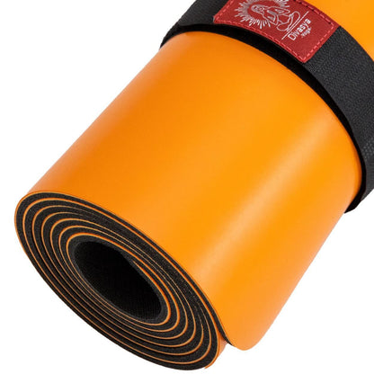 Gerollte Yogamatte Inner Balance in Golden Orange mit strukturierter Oberfläche, hochwertige Yoga- und Pilatesmatte