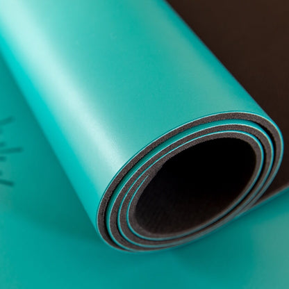 Gerollte Yogamatte Inner Balance in Happy Petrol mit strukturierter Oberfläche, zweilagige Yogamatte aus Naturkautschuk