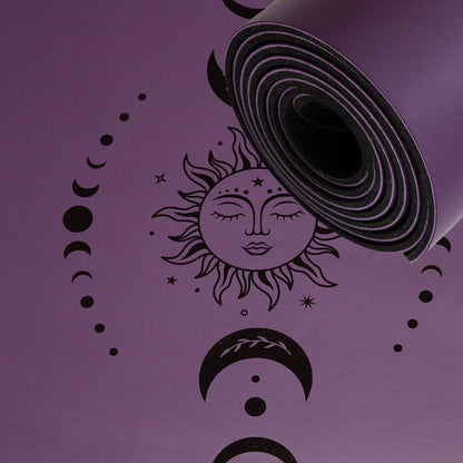Detailansicht Mondphasen-Design auf Yogamatte Inner Balance in Mystic Purple, strukturierte Oberfläche für sicheren Halt