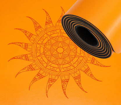 Detailaufnahme Sonnen-Design auf Zen Grip Yogamatte in Golden Orange, rutschfeste Premium-Yogamatte mit Eco-PU