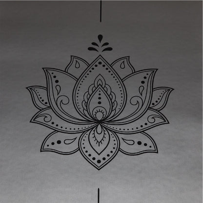 Detailansicht Mandala-Design auf Yogamatte Inner Balance in Black Lotus, rutschfeste Yoga- und Pilatesmatte