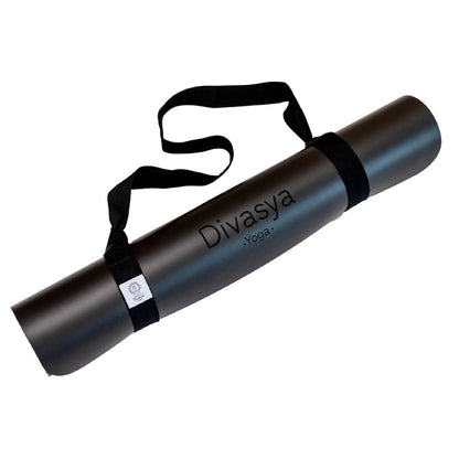 Gerollte Yogamatte Inner Balance in Black Lotus mit Tragegurt, kompakte Yoga- und Pilatesmatte für Transport und Aufbewahrung