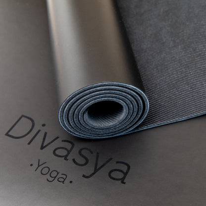 Detailaufnahme gerollte Zen Grip Yogamatte mit Divasya Logo, hochwertige Yogamatte mit starkem Grip und langlebigem Material