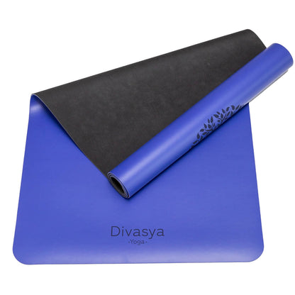 Yogamatte Inner Balance in Jeans Blue halb eingerollt, zweilagige Yogamatte aus Naturkautschuk und Eco-PU