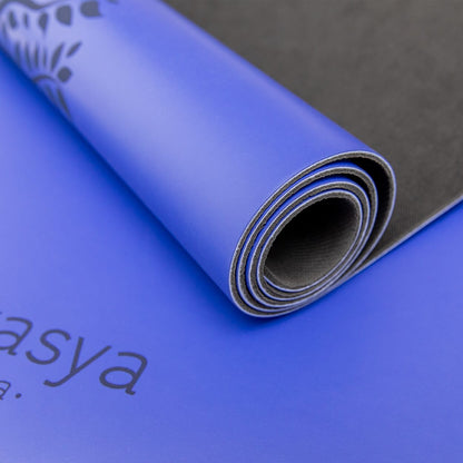 Detailaufnahme gerollte Zen Grip Yogamatte in Jeans Blue, rutschfeste Yogamatte aus Naturkautschuk mit Eco-PU-Oberfläche