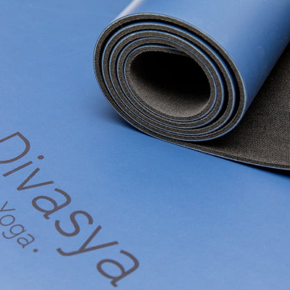Detailaufnahme gerollte Zen Grip Yogamatte auf Eco-PU-Oberfläche, rutschfeste Premium-Yogamatte aus Naturkautschuk