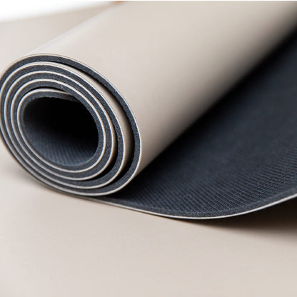 Detailansicht der Yogamatte Inner Balance Sandstone, zweilagige Struktur aus Naturkautschuk und rutschfester Eco-PU-Oberfläche