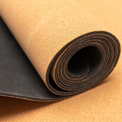 Aufgerollte Kork-Yogamatte mit rutschfester Unterseite aus Naturkautschuk als Yoga-Zubehör