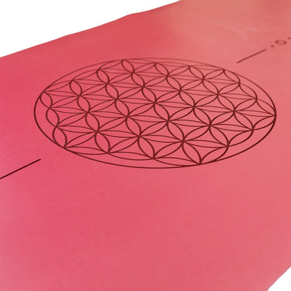 Detailansicht Mandala-Prägung auf Zen Grip Yogamatte in Darkred, strukturierte Oberfläche für sicheren Halt beim Yoga