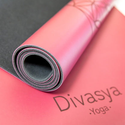 Zen Grip Yogamatte in Darkred gerollt, Yoga- und Pilatesmatte mit rutschfester Oberfläche