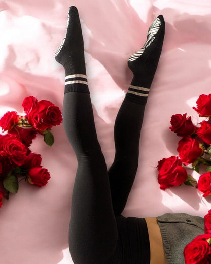 Rutschfeste Pilates Grip Socken Damen schwarz mit weißen Streifen beim Training getragen