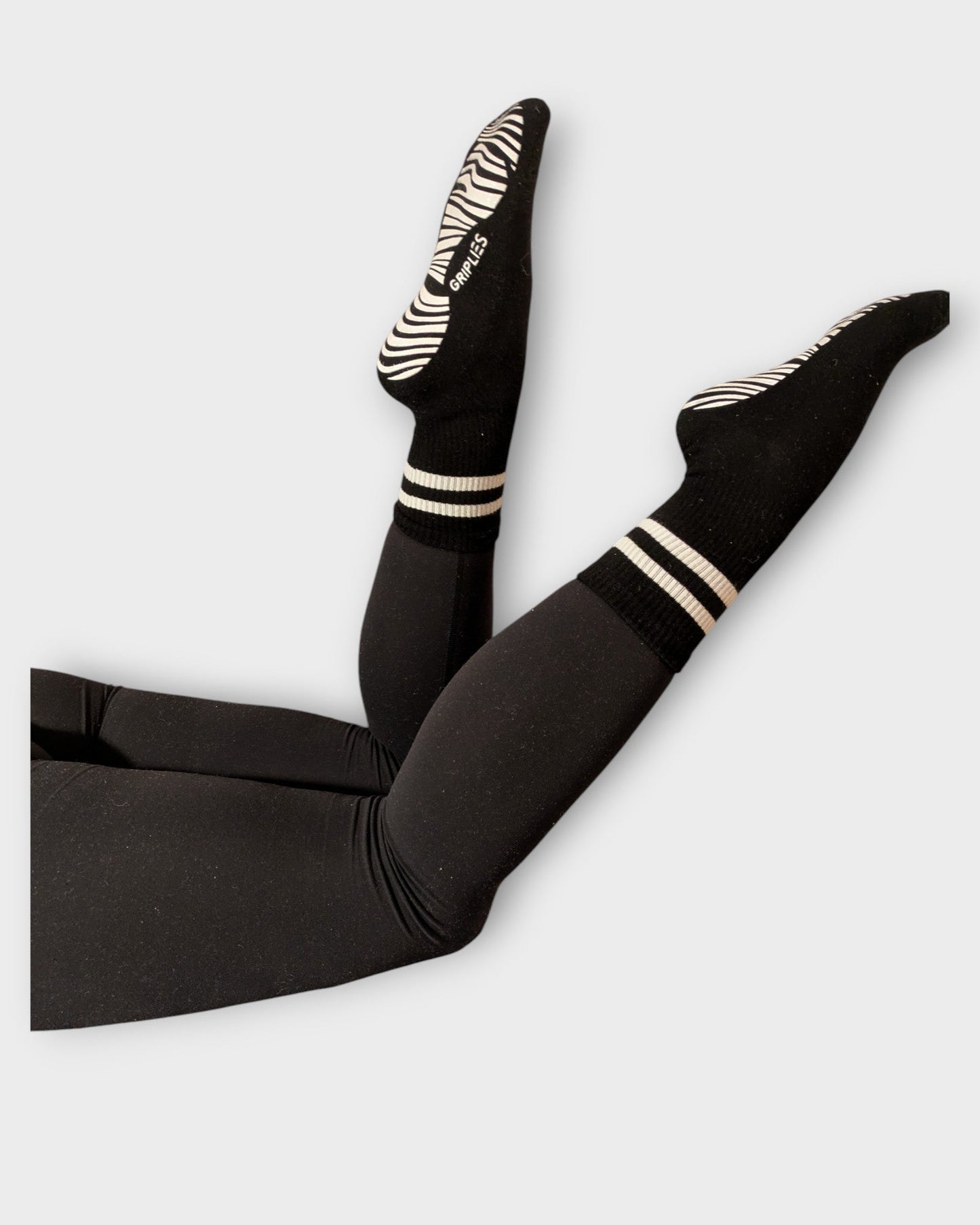 Yoga und Pilates Socken mit Grip in schwarzem Crew Design für sicheren Halt