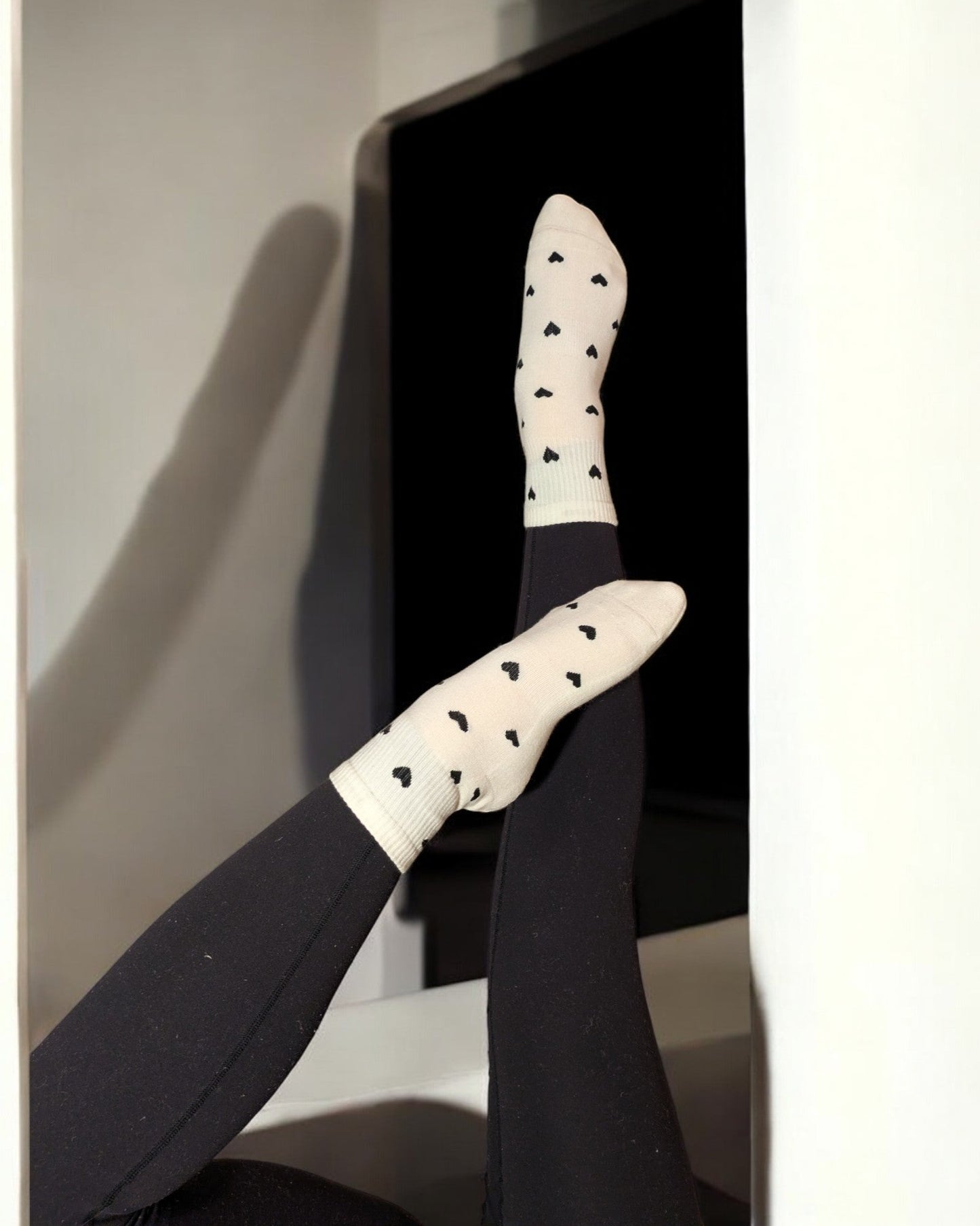 Pilates Socken - Sweetheart Mid-Crew mit schwarzen Herzchen