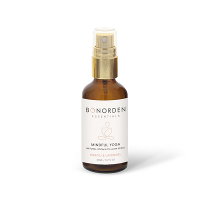 Braune Glasflasche mit goldener Sprühkappe. BONORDEN Mindful Yoga Raumspray mit Neroli und Lavendel, natürlicher Duft für Entspannung und Achtsamkeit.