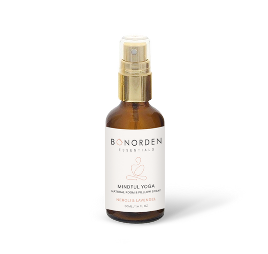Braune Glasflasche mit goldener Sprühkappe. BONORDEN Mindful Yoga Raumspray mit Neroli und Lavendel, natürlicher Duft für Entspannung und Achtsamkeit.