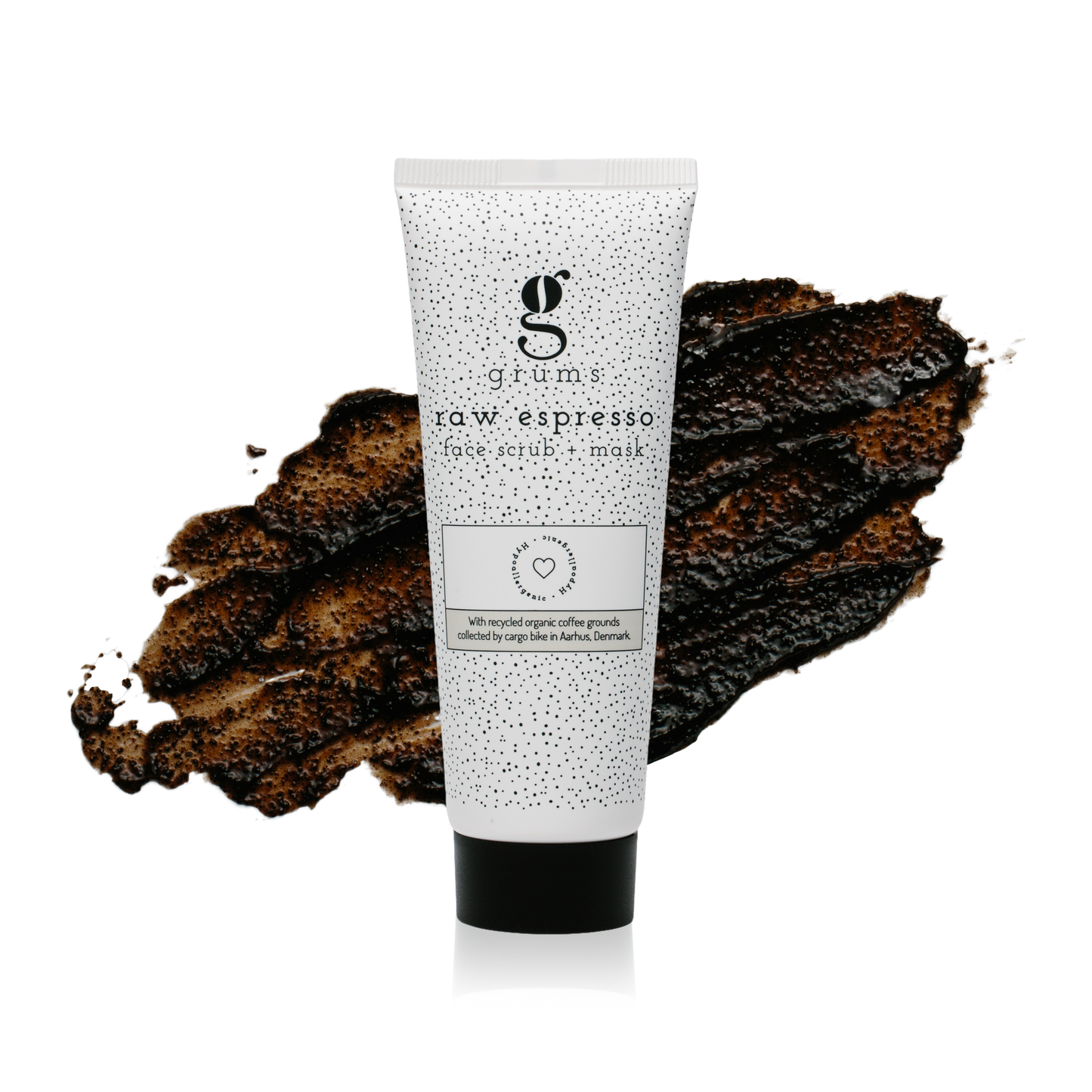 grums Raw Espresso Face Scrub + Mask Tube vor gemahlenem Kaffeepulver. Veganes Gesichtspeeling mit recyceltem Kaffeesatz.