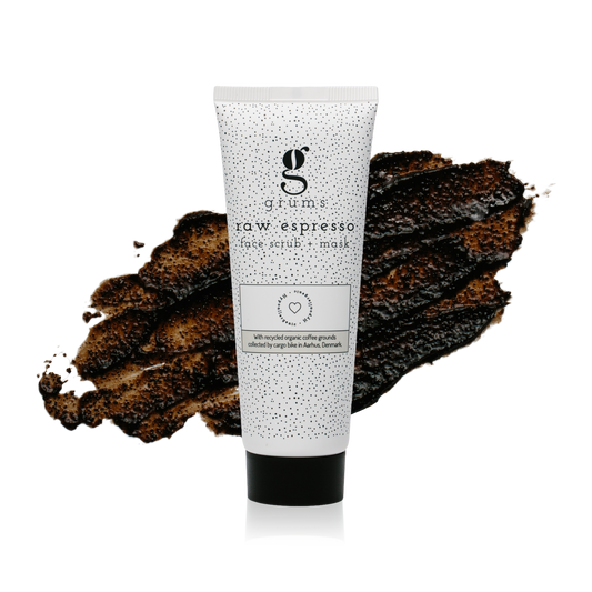 grums Raw Espresso Face Scrub + Mask Tube vor gemahlenem Kaffeepulver. Veganes Gesichtspeeling mit recyceltem Kaffeesatz.