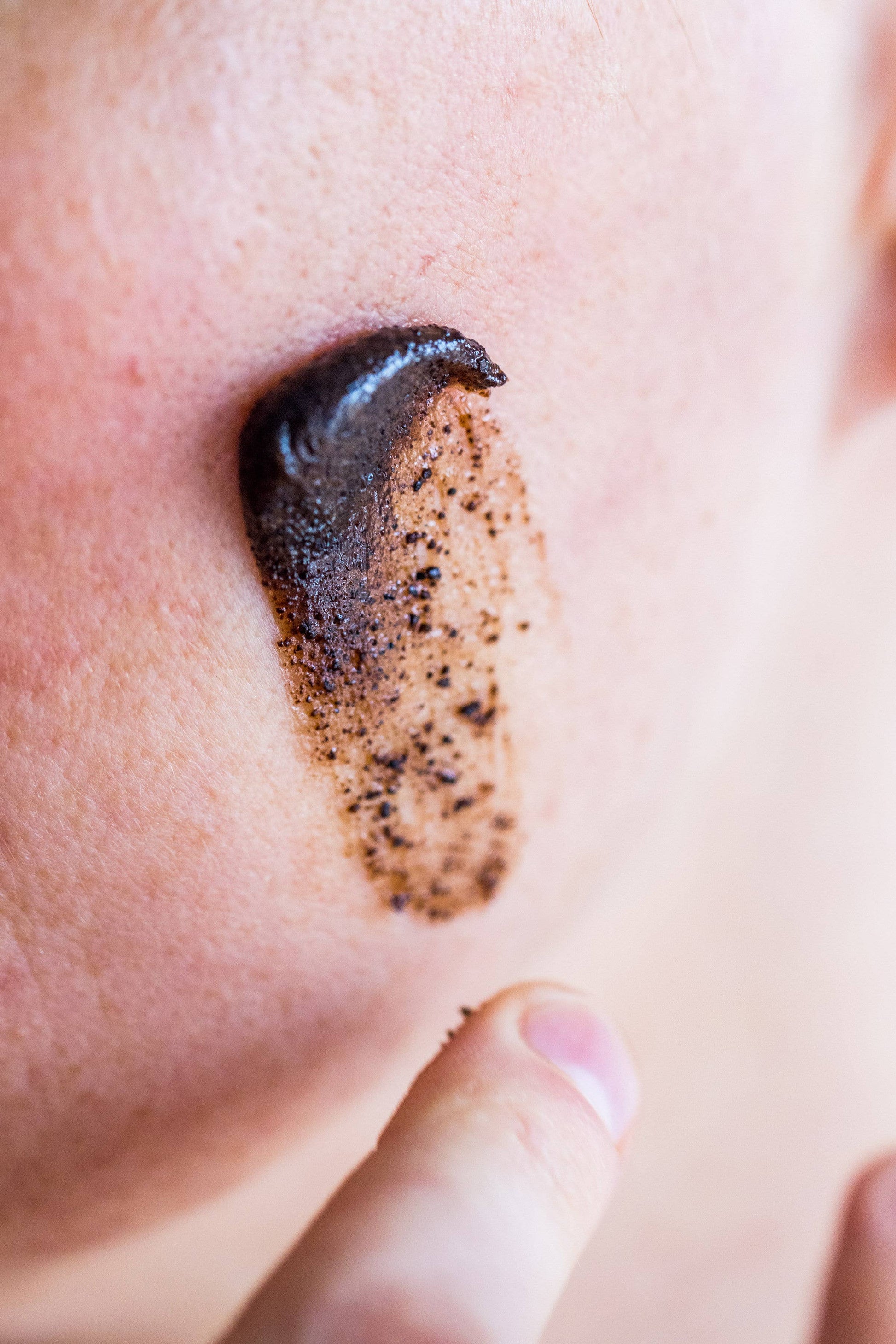 Nahaufnahme des grums Raw Espresso Gesichtspeelings auf der Haut. Zeigt die cremige Textur mit feinen Kaffeepartikeln.