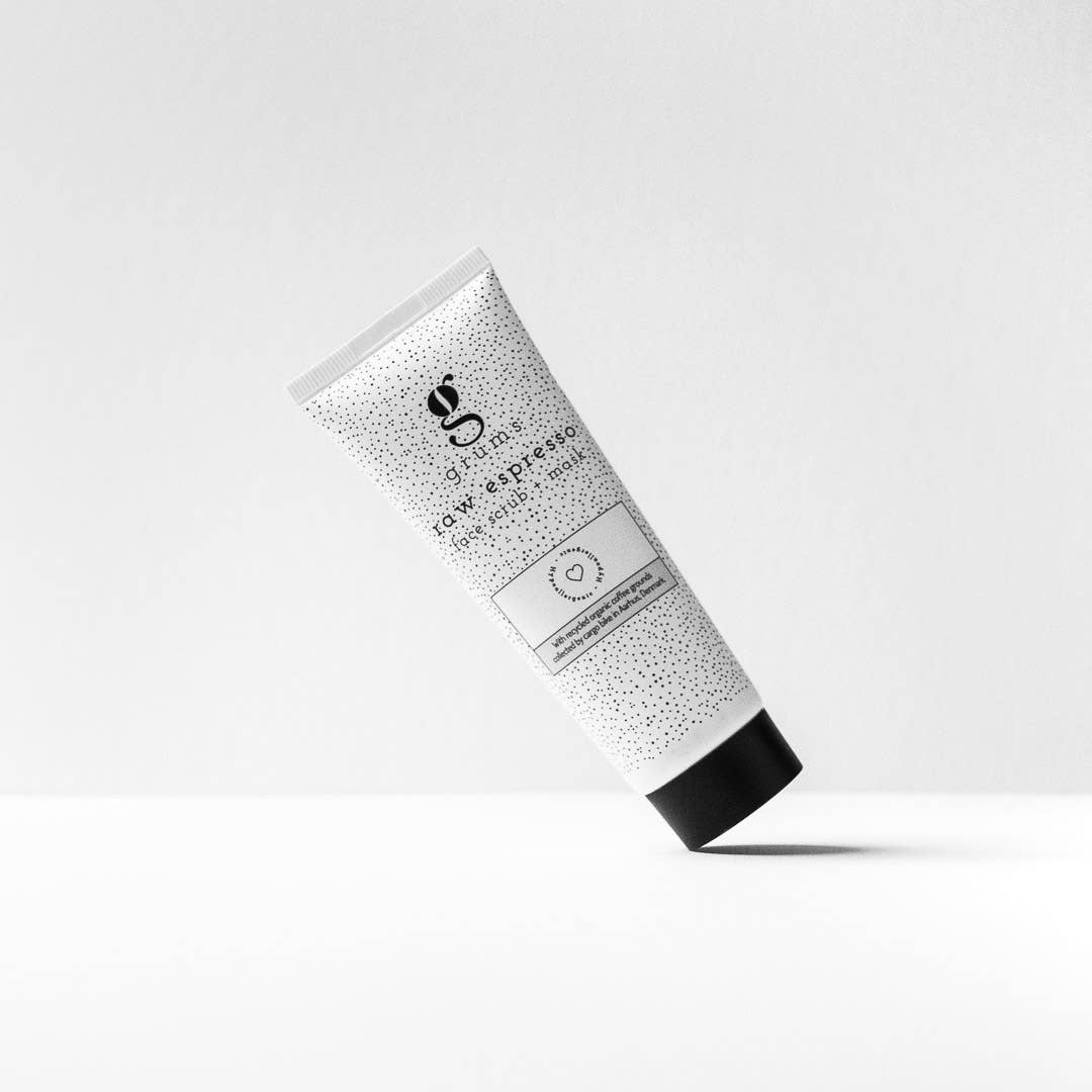 grums Raw Espresso Face Scrub + Mask Tube schräg liegend auf hellem Hintergrund. Veganes Peeling und Maske in einem Produkt.