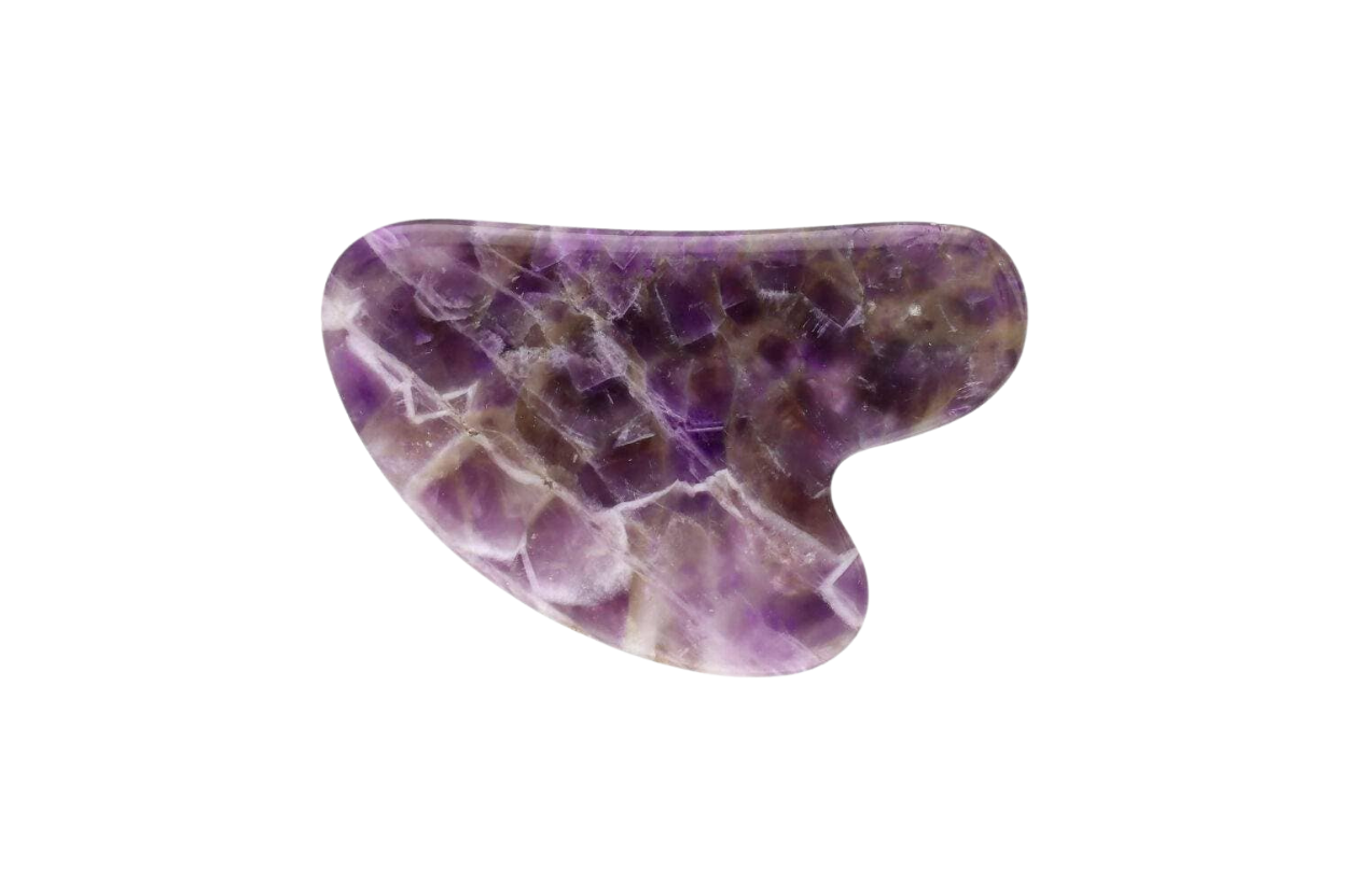 Lila Amethyst Gua Sha Stein in Herzform für die Gesichtsmassage und Hautpflege. Natürliches Massage-Tool für ein entspannendes Pflege-Ritual
